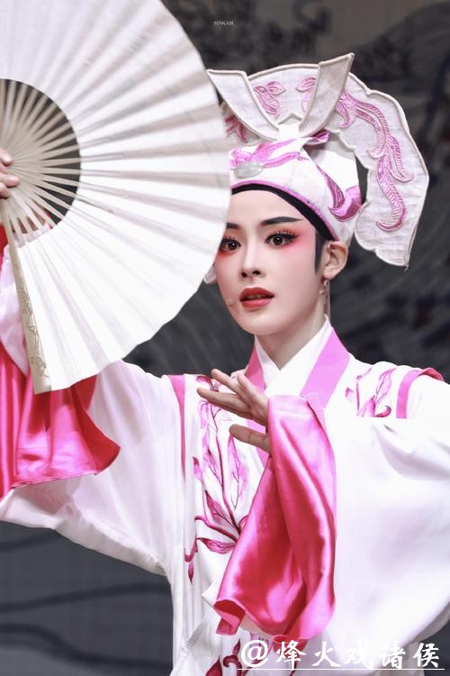 90后越剧演员陈丽君、李云霄晋升一级演员 90后越剧演员陈丽君、李云霄晋升一级演员