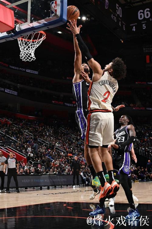 坎宁安跑位到底角三分出手投进，活塞领先21分打停老鹰
